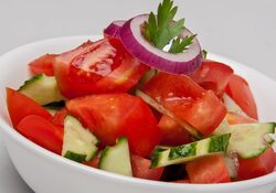 Salata de rosii cu castraveti